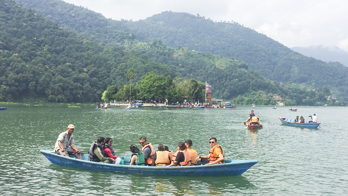 दसैँ–तिहारसँगै डुङ्गा व्यवसायी व्यस्त